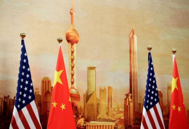 Bandeiras dos EUA e da China em Pequim