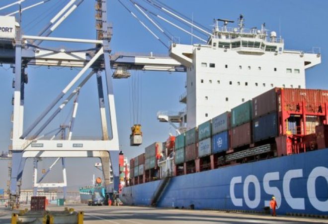 Navio de contêineres em porto de Yantai, na China