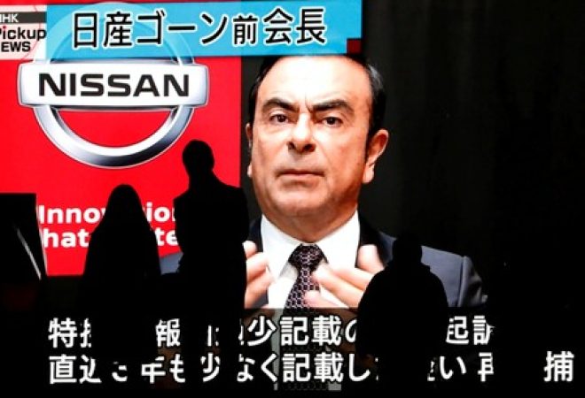 Pessoas observam notícia sobre Carlos Ghosn em telão em rua de Tóquio