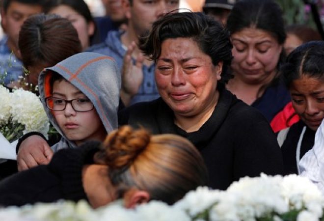 Familiares de homem que morreu em explosão de oleoduto no México choram durante funeral