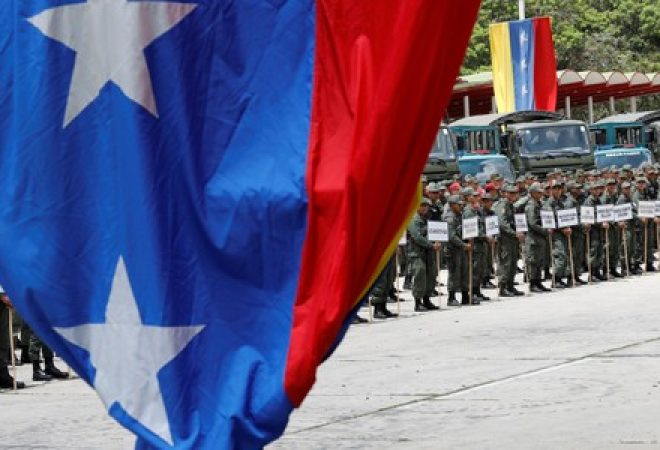 Soldados participam de cerimônia militar na Venezuela