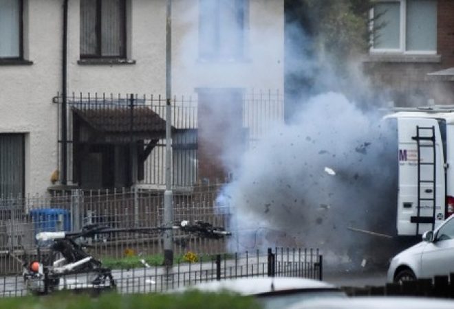 Explosão controlada no interior de van em área isolada de Londonderry, na Irlanda do Norte
