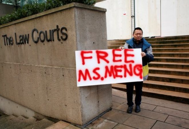 Homem pede libertação de Meng Wanzhou em fente a tribunal de Vancouver