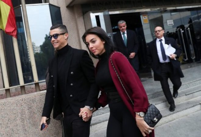 Cristiano Ronaldo deixa tribunal de Madri ao lado da noiva  Georgina Rodríguez