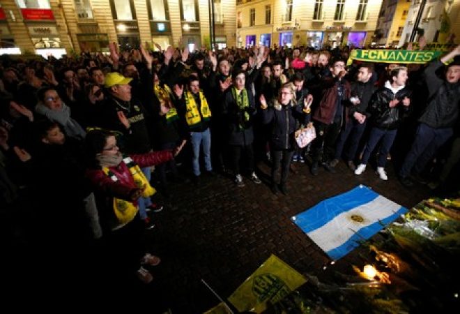 Torcedores do FC Nantes se reúnem no centro da cidade de Nantes após notícia do desaparecimento do ex-jogador do clube Emiliano Sala