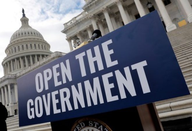 Placa pedindo reabertura do governo dos EUA em frente ao prédio do Capitólio, em Washington