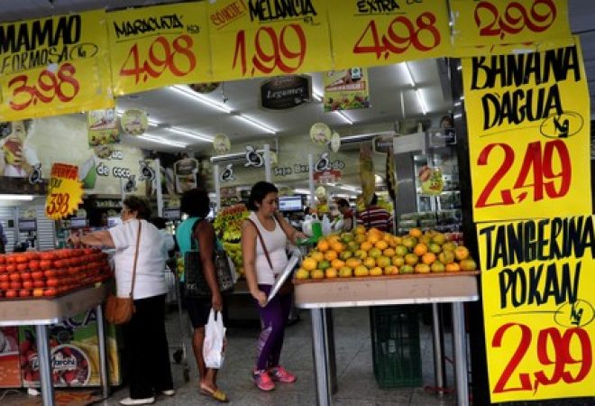 Consumidores fazem compras em mercado no Rio de Janeiro