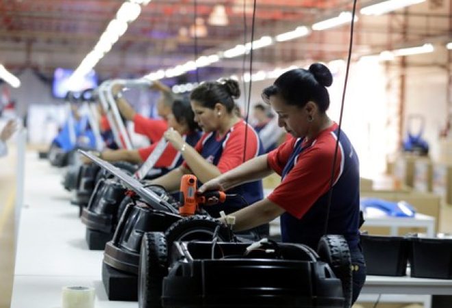 Trabalhadores em linha de produção de fábrica