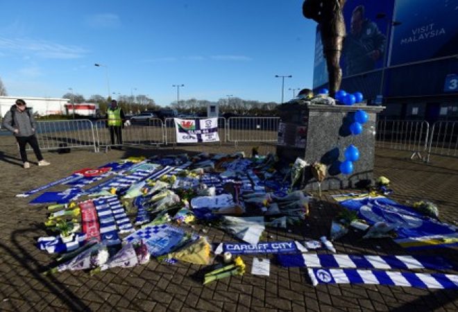 Homenagens deixadas a Emiliano Sala do lado de fora do estádio do Cardiff City