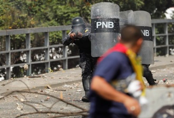Manifestante de oposição durante protesto contra Nicolás Maduro em Caracas