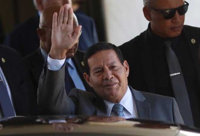 Hamilton Mourão deixa Palácio do Planalto