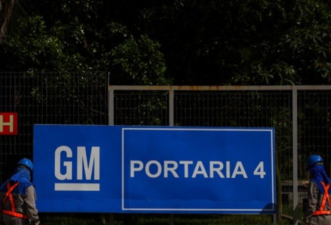 Logo da GM em entrada de planta da montadora em São José dos Campos