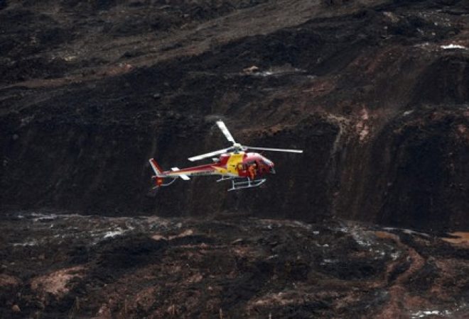 Helicóptero sobrevoa barragem da Vale que rompeu em Brumadinho, Minas Gerais