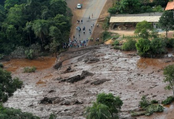 Moradores são vistos em área afetada por rompimento de barragem da Vale em Brumadinho, Minas Gerais