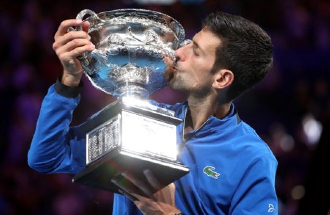 Novak Djokovic beija o troféu do Aberto da Austrália