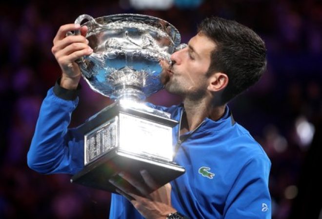 Novak Djokovic beija o troféu do Aberto da Austrália