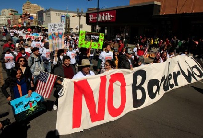Protesto em El Paso, no Texas, contra construção de muro na fronteira dos EUA com o México