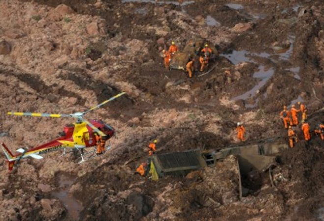 Equipes de resgate trabalham sobre destroços de rompimento de barragem da Vale em Brumadinho (MG)