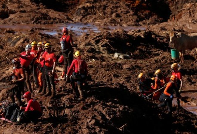 Equipes de resgate fazem buscas em Brumadinho