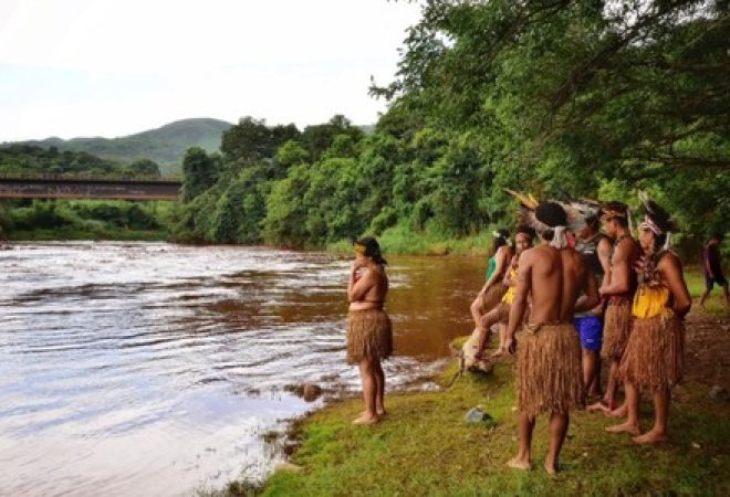 Indígenas da tribo Pataxo Ha-ha-hae observam rio Paraopeba em São Joaquim de Bicas