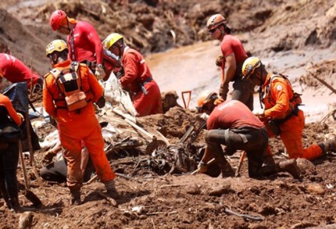 Equipes de resgate trabalham em busca de vítimas na lama de Brumadinho