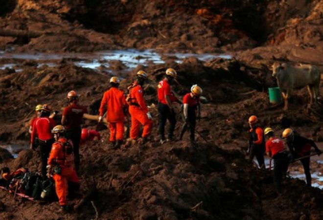 Equipes de resgate trabalham na lama de Brumadinho