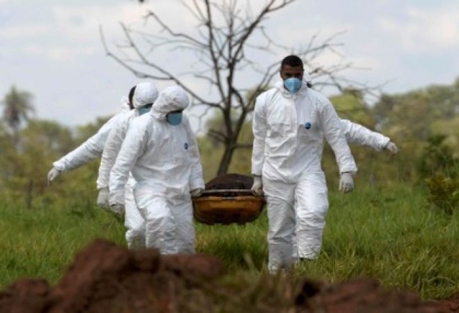Members of a rescue team carry a body recovered after a tailings dam owned by Brazilian mining company Vale SA collapsed, in Brumadinho