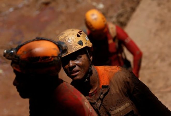 Membros de equipe de resgate em Brumadinho