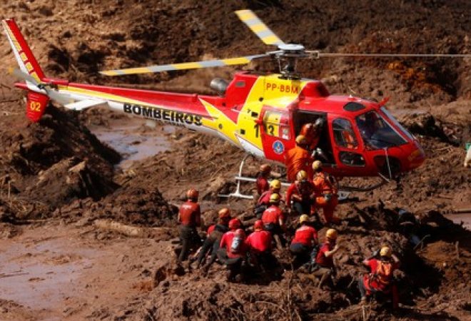 Equipes de resgate buscam vítimas na lama após rompimento de barragem da Vale em Brumadinho