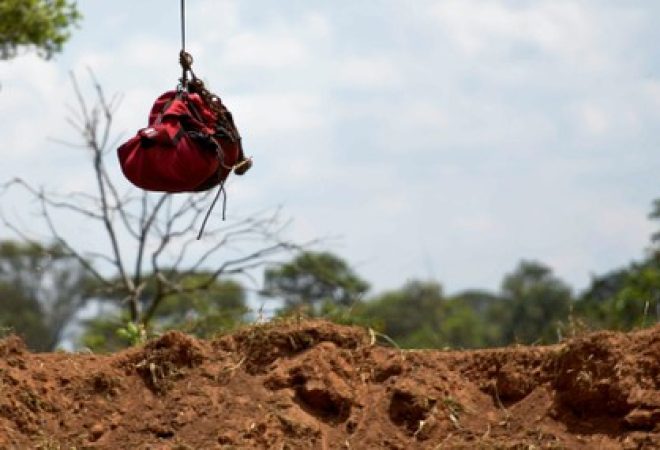 Corpo é resgatado de helicóptero após rompimento da barragem da Vale em Brumadinho