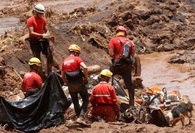Bombeiros trabalham em meio a mar de lama de Brumadinho após rompimento de barragem da Vale