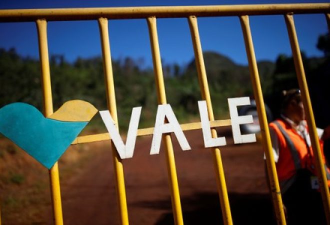 Um logotipo da mineradora brasileira Vale SA em Brumadinho