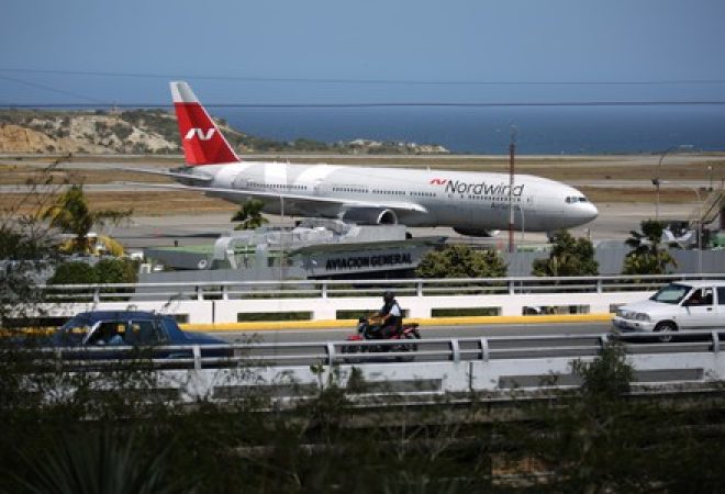 Avião da empresa russa Nordwind no aeroporto Simon Bolivar, em Caracas