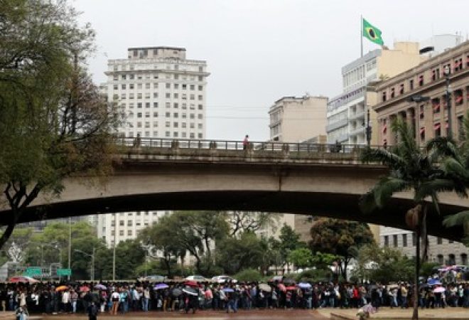 Fila de emprego lotada de pessoas no centro de São Paulo