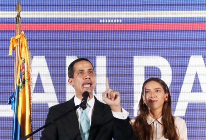 Líder da oposição venezuelana, Juan Gauidó, ao lado da mulher, Fabiana Rosales