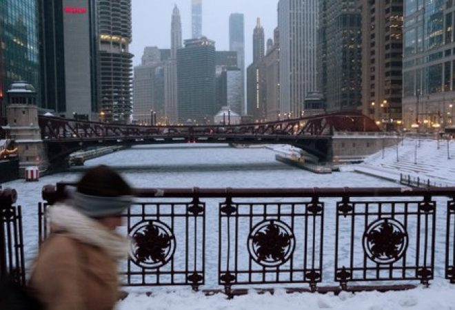 Pedestre passa perto do rio Chicago