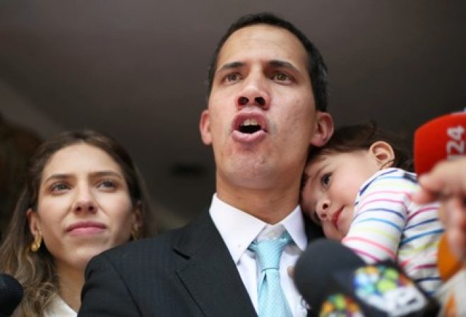 Juan Guaidó com a filha no colo e ao lado da esposa, Fabiana Rosales, em sua casa em Caracas