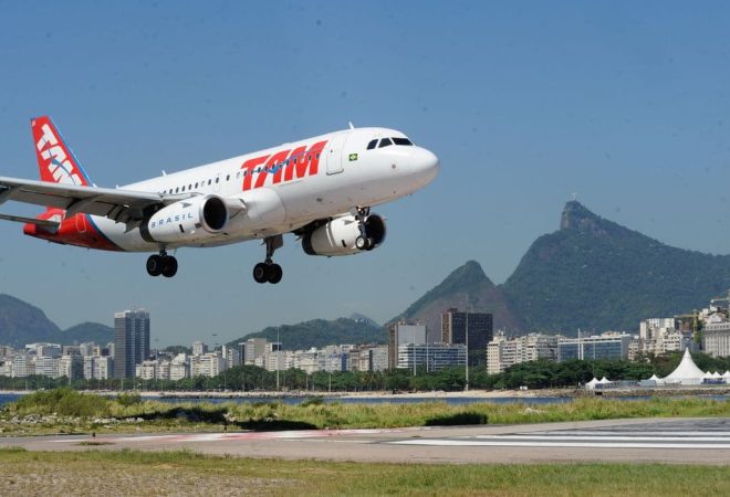 Rio de Janeiro - Pouso e decolagem no aeroporto Santos Dumont.
