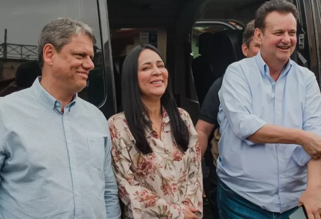 tarcisio-a-esposa-cristiane-e-o-presidente-do-psd-gilberto-kassab-1667069095980_v2_900x506.jpg