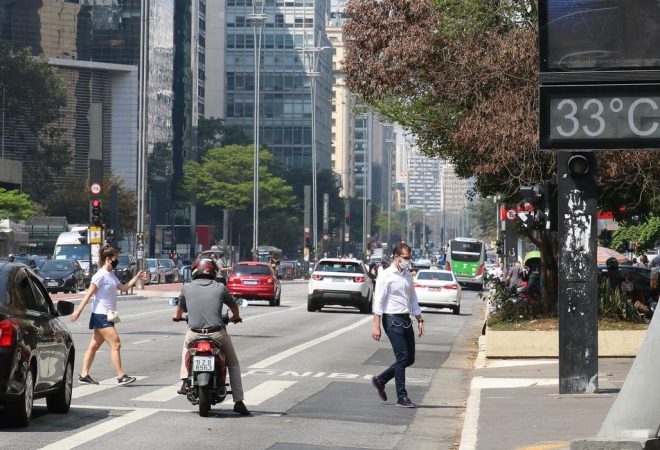 Termômetros marcam 33ºC graus e a qualidade do ar é considerada moderada na Avenida paulista.