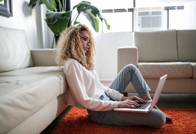 mulher jovem online computador trabalho
