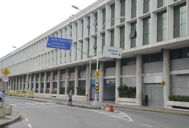 Rio de Janeiro - Aeroporto Santos Dumont fica vazio em primeiro dia com maioria das operações transferidas para o Galeão. (Foto: Tomaz Silva/Agência Brasil)
