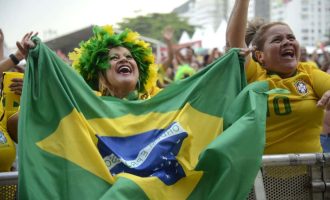 Torcedores comemoram gols do Brasil contra a Coreia do Sul pela Copa do Mundo 2022, no Fifa Fan Festival, em Copacabana, no Rio de Janeiro