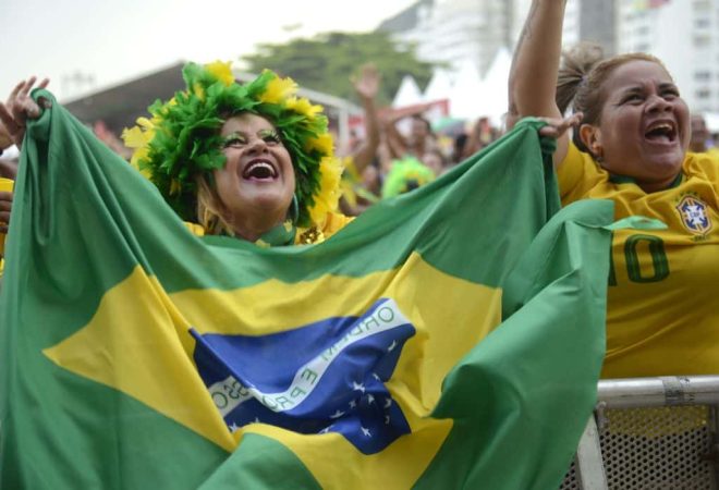 Torcedores comemoram gols do Brasil contra a Coreia do Sul pela Copa do Mundo 2022, no Fifa Fan Festival, em Copacabana, no Rio de Janeiro