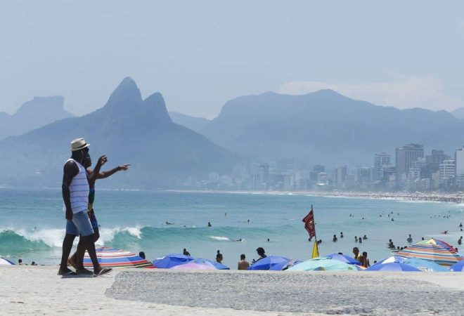 Cariocas e turistas lotam praias no primeiro fim de semana do verão