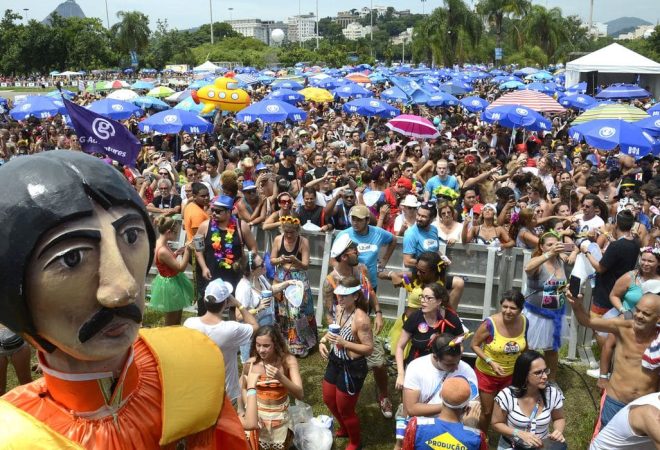 Com o tema “Revolution is all we need” (Revolução é tudo o que precisamos, em português), o Sargento Pimenta faz a festa no Aterro do Flamengo, na região central do Rio de Janeiro, tocando músicas dos Beatles em ritmos brasileiros.