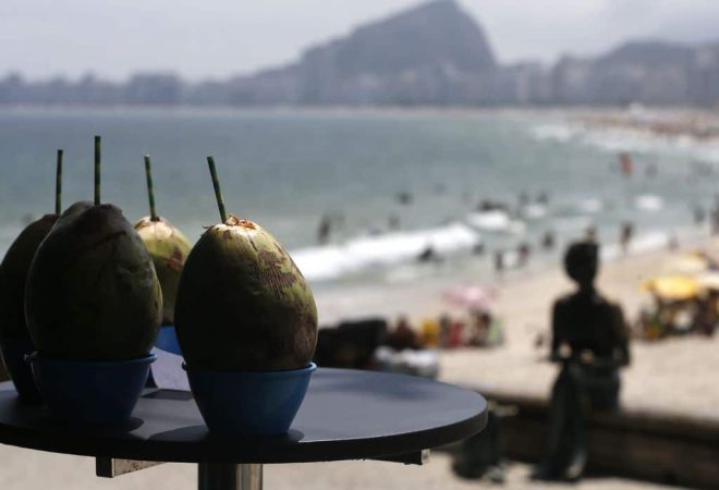 Em dia de forte calor cariocas se refrescam na praia de Copacabana.
