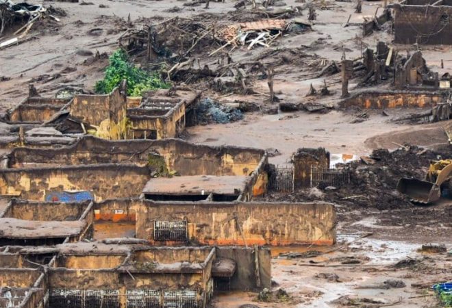 Área afetada pelo rompimento de barragem no distrito de Bento Rodrigues, zona rural de Mariana, em Minas Gerais