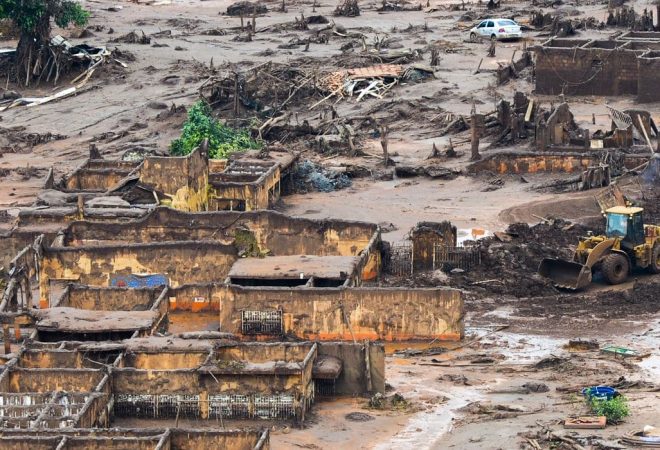 Área afetada pelo rompimento de barragem no distrito de Bento Rodrigues, zona rural de Mariana, em Minas Gerais