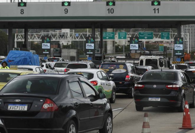 Transito de veiculos para viagens de fim de ano na Ponte Rio-Niterói.